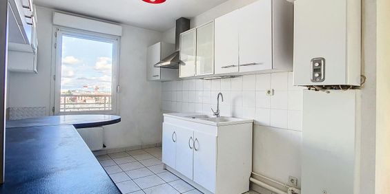 Villeurbanne : Lumineux T4 sans vis à vis avec balcon, cuisine aménagée et garages - Photo 3