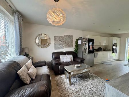 4 bedroom detached house to rent - Photo 2