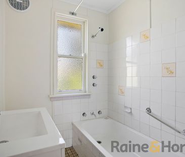 Charming 4-Bedroom Family Home - Prime Location! - Photo 4