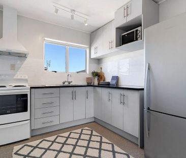 Renovated 2 bedroom home + attached utility room - Photo 5
