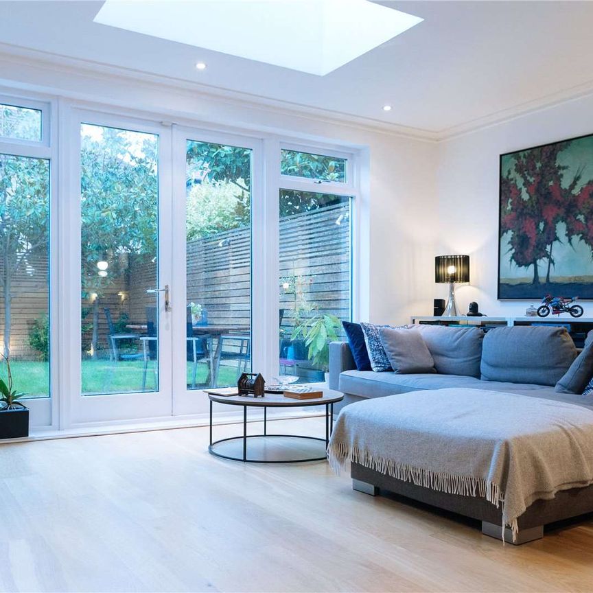 NOT SUITABLE FOR SHARERS - Beautifully finished five bedroom mews home near Clapham Common. - Photo 1