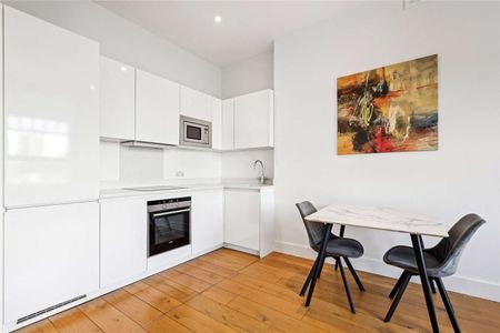 A bright and well presented two bedroom apartment in a highly sought after Knightsbridge location. - Photo 5