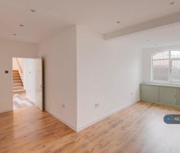2 bedroom semi-detached house to rent - Photo 4