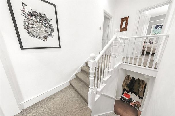 2 bedroom flat in London - Photo 1