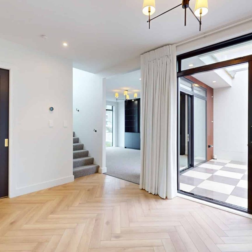 STUNNING AND CENTRAL - Photo 1