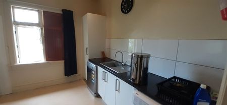 Spacious 2-Bedroom Apartment in Kilbirnie - Photo 2