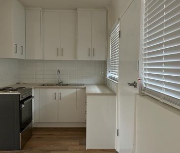 Cosy One Bedroom Unit with Undercover Parking! - Photo 2