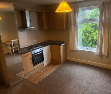 1 bedroom in a house share to rent - Photo 2