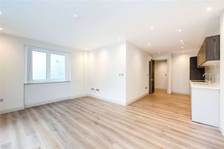 Stunning two bedroom, two bathroom apartment set in a much coveted and newly converted detached Ealing development. - Photo 5