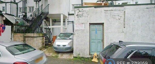 1 bedroom in a flat share to rent - Photo 1