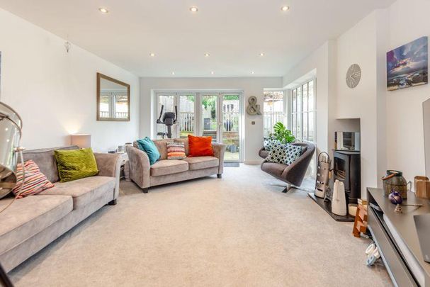 4 bedroom semi-detached house to rent - Photo 1