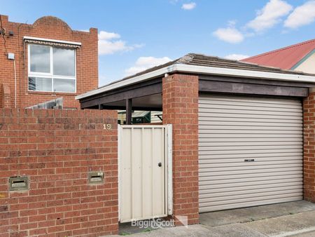 SPACIOUS HOME IN CENTRAL RICHMOND LOCATION - Photo 5