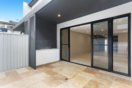 Luxury Townhouse with Northerly Aspect in Boutique Complex - Photo 5