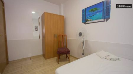 Double bed in Room in a shared 3-bedroom apartment for rent in Cabanyal-Canyamelar perfect for professionals and students - Photo 5