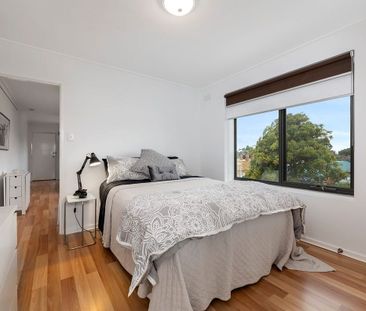 TOP-FLOOR TREAT WITH LIGHT AND STYLE! - Photo 3