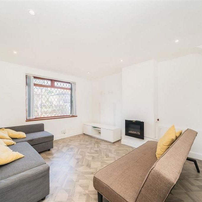 3 bedroom flat to rent - Photo 1