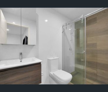 Beautiful 2 Bedroom Apartment - Great Location! - Photo 6