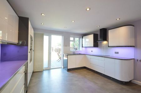 4 bedroom semi-detached house to rent - Photo 3