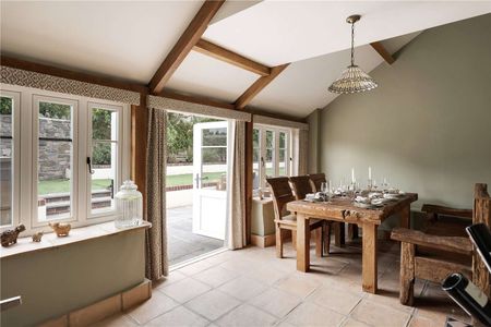 Immaculate period home blending historic charm with modern luxury, fully furnished and ready to move in - Photo 4