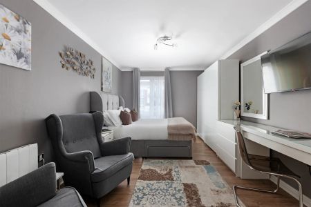 3 Bed, Apartment - Photo 3