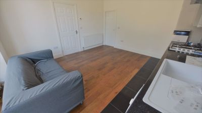 1 bedroom Flat in Kelso Road, Leeds - Photo 2