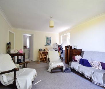 Well presented top floor 2 bedroom apartment to rent in the popular... - Photo 2