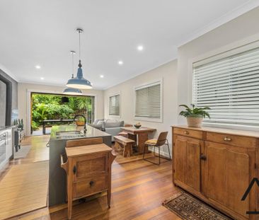 Designer-Furnished Family Home with North-Facing Garden Oasis - 6-m... - Photo 2