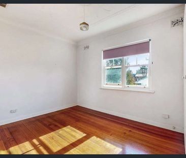 Art Deco Apartment in Armadale - Photo 4