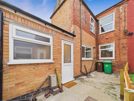 3 bedroom Terraced House to rent - Photo 5