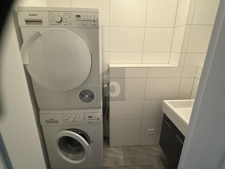 LIGHT, MODERN WITH BALCONY AND TOP KITCHEN - Photo 3