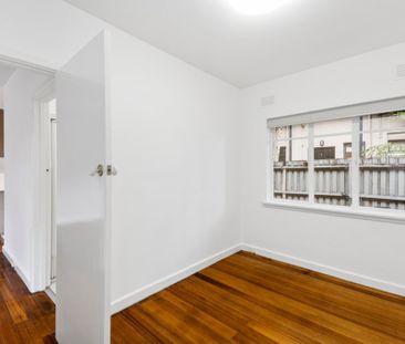 Register Now: Renovated 2-Bedroom Apartment in Prime Location – Ideal for Active Lifestyles - Photo 1