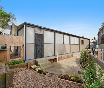 Private residence with large barn shed - Photo 2