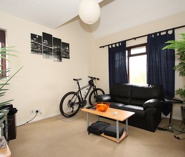 Oriental Road, Woking - Photo 1