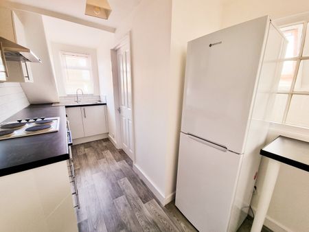 1 Bed Flat, Erleigh Road, RG1 - Photo 2