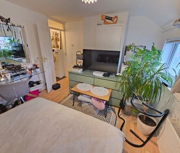 2 Bed Semi-Detached House, Blackthorn Drive, LU2 - Photo 3