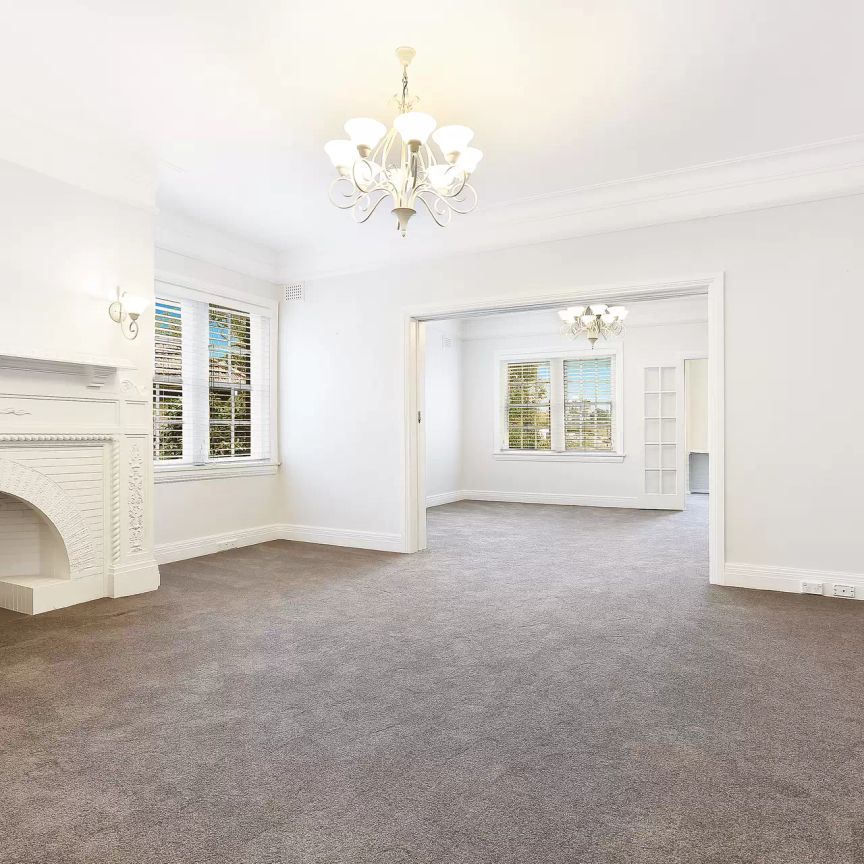 EXQUISITE THREE BEDROOM APARTMENT IN GLAMOROUS ‘STRADBROKE’ BUILDING - Photo 1