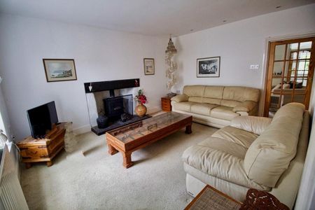 2 bedroom semi-detached house to rent - Photo 4