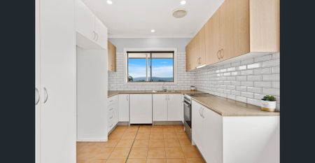 3 BEDROOM FAMILY HOME WITH LAKE & OCEAN VIEWS - Photo 3