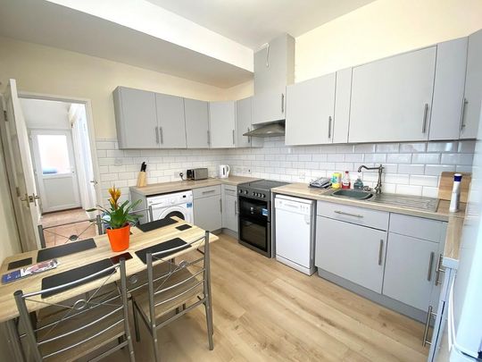 6 bedroom property to rent - Photo 1