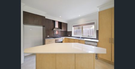 Spacious 4-Bedroom Townhouse with Double Garage - Photo 5