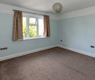3 Bed Detached House in Queens Park - Photo 5