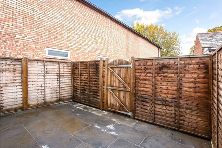 An immaculately presented, spacious ground floor studio apartment with courtyard garden. - Photo 2