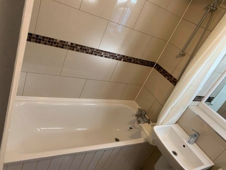 1 Bed Flat, Kings Road, E6 - Photo 5