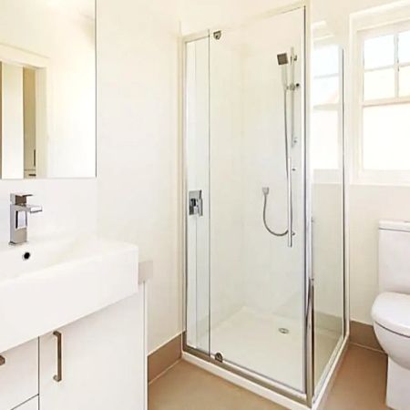 SPARKLING ONE BEDROOM GEM IN THE HEART OF SANDRINGHAM! - Photo 4