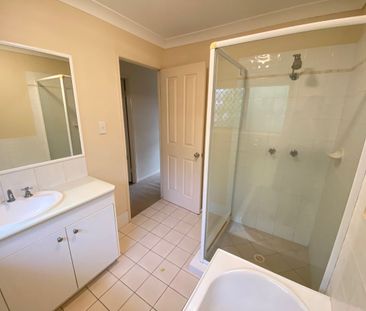 A luxury townhouse. Close to train, bus and schools. 3 Bedrooms Tow... - Photo 6