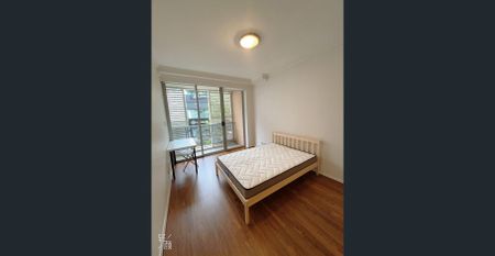 Fully Furnished-Modern Split-Level Apartment | Prime Location | Walk to Train, City & Universities - Photo 2