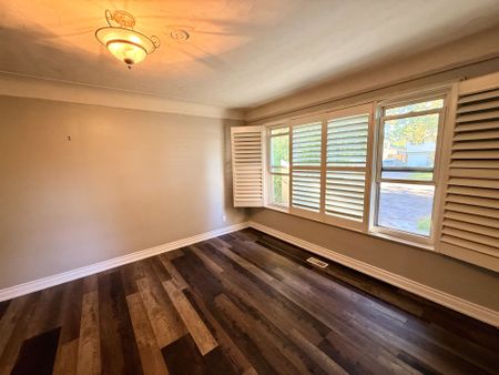 For Lease - 4070 Lorraine Crescent, Burlington, Ontario - Photo 2