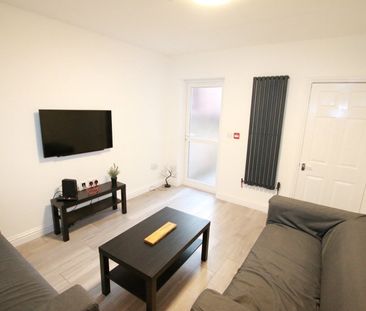 6 Bed Terraced House, Grange Avenue, RG6 - Photo 1