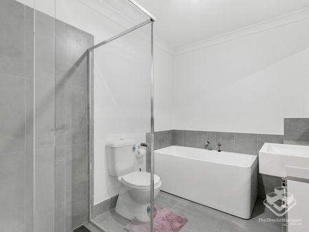 Renovated 4-Bedroom Townhouse | 4 Air Conditioners | Double Garage - Photo 5