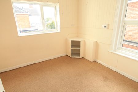 3 bed flat to rent in St Leonards Road, BH8 - Photo 4